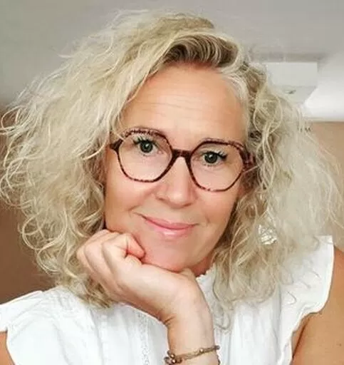 Stylische Frisuren ab 50 mit Brille | *Tipps für Einen Jüngeren Look* Frisuren Damen 