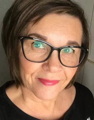 Stylische Frisuren ab 50 mit Brille | *Tipps für Einen Jüngeren Look* Frisuren Damen 